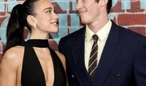Dua Lipa dan Callum Turner Tampil Memukau di Karpet Merah Perdana sebagai Pasangan Suami Istri