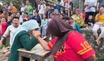 Emak-emak di Lebak Rayakan Kemerdekaan dengan Adu Panco di Tengah Sawah
