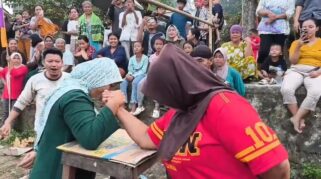 Emak-emak di Lebak Rayakan Kemerdekaan dengan Adu Panco di Tengah Sawah