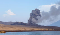 Erupsi Gunung Anak Krakatau dengan Kolom Abu Membubung Tinggi pada 17 Agustus 2026