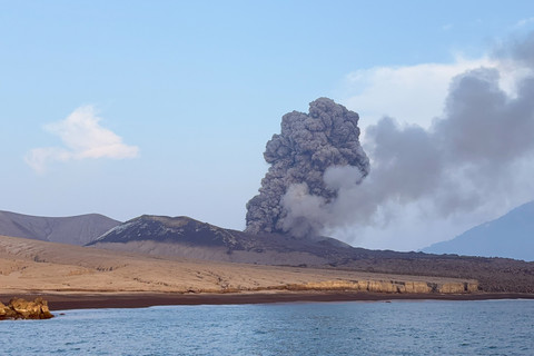Erupsi Gunung Anak Krakatau dengan Kolom Abu Membubung Tinggi pada 17 Agustus 2026