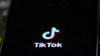 Fenomena Viral Lagu 'Ibu Bilang Pakai Ini Dulu' di TikTok dan Kisah Kesepian Anak yang Tersirat