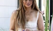 Gaya Elegan Jennifer Lopez dengan Busana Transparan dan Tas Mikro Valentino di Malibu