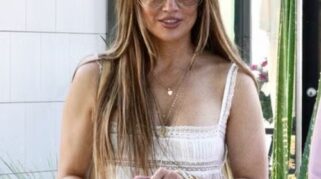 Gaya Elegan Jennifer Lopez dengan Busana Transparan dan Tas Mikro Valentino di Malibu