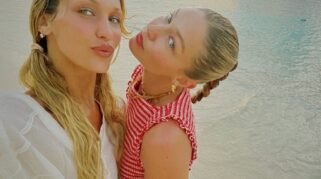 Gigi dan Bella Hadid Nikmati Liburan Keluarga dengan Gaya Rambut Pirang Serasi di Pantai