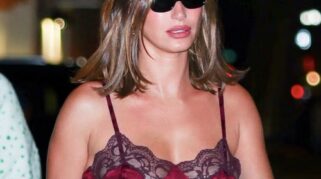 Hailey Bieber Memukau dengan Bikini Motif Kamuflase dalam Liburan Alam Bersama Keluarga