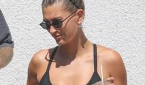 Hailey Bieber Pertahankan Gaya Headband Zig-Zag Ikonis Sepanjang Musim Panas 2026