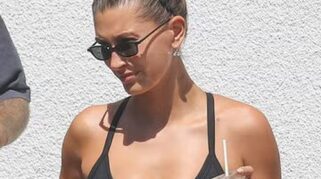 Hailey Bieber Pertahankan Gaya Headband Zig-Zag Ikonis Sepanjang Musim Panas 2026