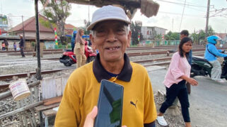 Hamad, Penjaga Palang Kereta di Bekasi yang Setia Menjaga Keselamatan Warga Selama 26 Tahun