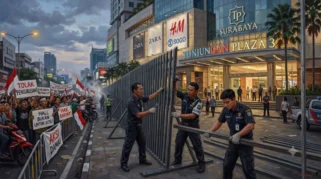 Hologram Politik: Mengapa Pagar Mal dan Video Demo Membentuk Panggung Bayangan