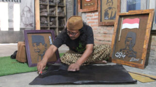 Inovasi Perajin Kudus Sulap Limbah Spons Jadi Siluet Wajah Jokowi dan Tokoh Nasional