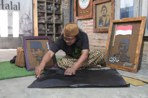 Inovasi Perajin Kudus Sulap Limbah Spons Jadi Siluet Wajah Jokowi dan Tokoh Nasional