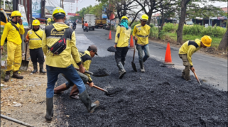 Jalan Raya Cadas Periuk Kota Tangerang Ditambal Hotmix untuk Memperbaiki Kerusakan Jalan