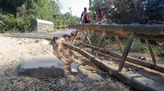 Jembatan Cabean Cepu Rusak Parah, Warga Terperosok ke Dasar Sungai