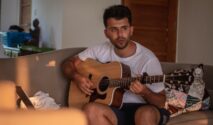Josh Holmes Rilis Say Yes Versi Akustik Inspirasi Bali untuk Rayakan Cinta dan Komitmen