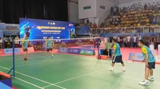 Kala Jenderal Sigit Smash Bahlil di Kapolri Cup, Penonton Kompak Nyanyi MBG