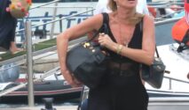 Kate Moss Buktikan Bahwa Mengisi Penuh Tas Birkin Tetap Dapat Terlihat Chic