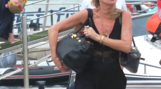 Kate Moss Buktikan Bahwa Mengisi Penuh Tas Birkin Tetap Dapat Terlihat Chic