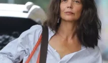 Katie Holmes Padukan Tas Louis Vuitton Berukuran Ekstra Besar dengan Gaya Musim Panas yang Santai