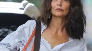 Katie Holmes Padukan Tas Louis Vuitton Berukuran Ekstra Besar dengan Gaya Musim Panas yang Santai