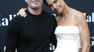 Katie Holmes Tampil Anggun dengan Gaun Putih Fforme di Gala East Hampton Bersama Jason Yarmosky