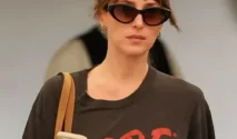 Kaus Ikonis Dakota Johnson Beri Sentuhan Jenaka pada Gaya Kasualnya di Los Angeles