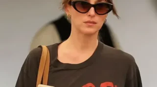 Kaus Ikonis Dakota Johnson Beri Sentuhan Jenaka pada Gaya Kasualnya di Los Angeles