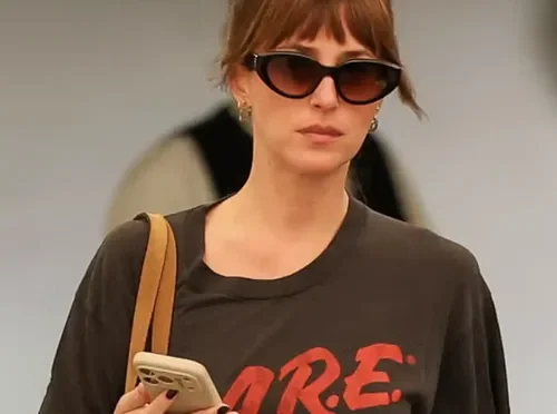 Kaus Ikonis Dakota Johnson Beri Sentuhan Jenaka pada Gaya Kasualnya di Los Angeles