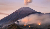Kebakaran di Lereng Gunung Semeru, Jalur Pendakian Ditutup untuk Pemadaman dan Keselamatan