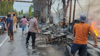 Kebakaran Hebat Hanguskan 20 Lapak di Atas dan Bawah Jembatan Babat-Tuban