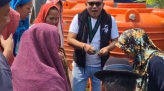 Ketua Presidium MD KAHMI Cilegon Salurkan Bantuan Air Bersih untuk Warga Terdampak Kekeringan Sambut HUT RI ke-81