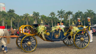 Kirab Bendera Pusaka HUT ke-81 RI dari Monas ke Istana Merdeka Menggunakan Kereta Kencana