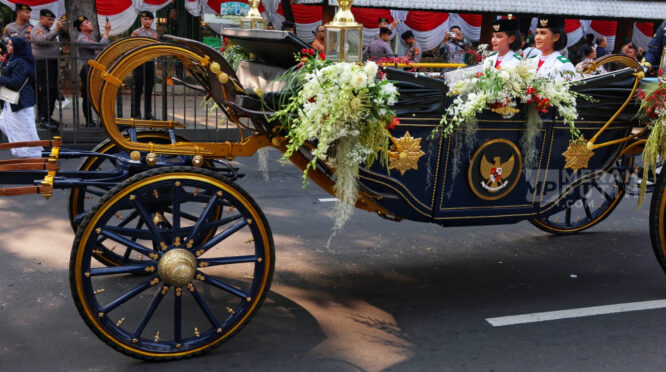 Kirab Kereta Kencana Garuda Prabayaksa Bawa Bendera Pusaka dan Naskah Proklamasi ke Istana Merdeka