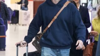 Kisah Di Balik Tas Bandara Callum Turner yang Terinspirasi dari Film The Darjeeling Limited