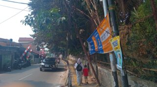 Kondisi Tiang Listrik dan Kabel Mengkhawatirkan di Jalan Kertamukti Ciputat Timur