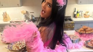 Kylie Jenner Rayakan Ulang Tahun ke-29 dengan Gaya Pink yang Memikat dan Sepatu Hak Bulu Gucci