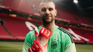 Maarten Paes Dapat Pesaing Eks Timnas Jerman dan FC Barcelona di Ajax Amsterdam