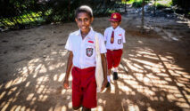 Masyarakat Knasaimos Memanfaatkan Hasil Hutan untuk Pendidikan Anak di Papua