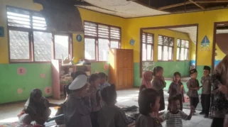 Miris, Puluhan Siswa PAUD di Lebak Belajar di Bangunan Sekolah Nyaris Ambruk