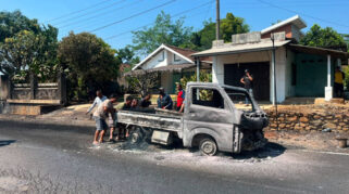 Mobil Pikap Terbakar Setelah Tabrak Truk di Jalan Raya Tayu-Jepara, Pati