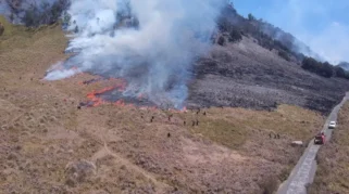 Muncul Titik Api Baru di Blok B29 Gunung Bromo, Upaya Pemadaman Terus Dilakukan