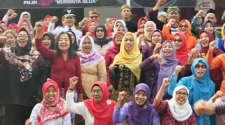 Pedagang Pasar Ngadirejo Kediri Hentikan Transaksi Sementara untuk Rayakan Semangat Kemerdekaan dengan Baju Adat Nusantara