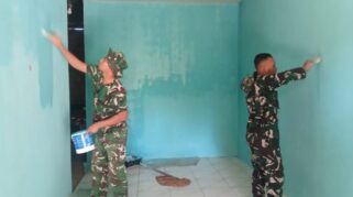 Pengecatan Renovasi Rumah Pak Imam di Desa Cukil Tanda TMMD ke-129 Hampir Selesai