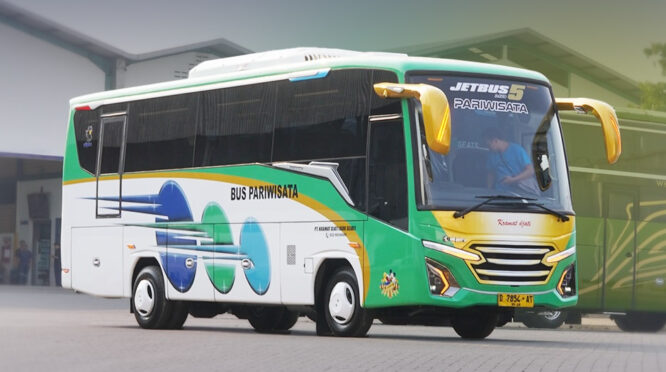 PO Kramat Djati Hadirkan Bus Medium Pariwisata dengan Sasis Isuzu dan Karoseri Adiputro