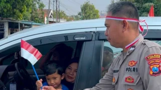 Polres Lamongan Bagikan 2.000 Bendera Merah Putih untuk Memperkuat Semangat Nasionalisme