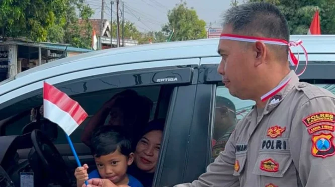 Polres Lamongan Bagikan 2.000 Bendera Merah Putih untuk Memperkuat Semangat Nasionalisme