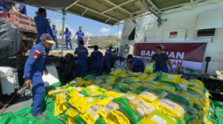Polri Distribusikan Ribuan Paket Sembako dan Beras untuk Korban Gempa di Pulau Flores