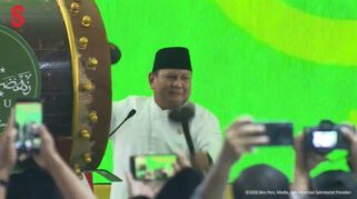 Prabowo Subianto Diberi Kartu NU dalam Penutupan Muktamar ke-35 di Jombang