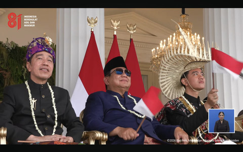 Presiden Prabowo Saksikan Atraksi Pesawat di Istana Merdeka Bersama Jokowi dan Gibran
