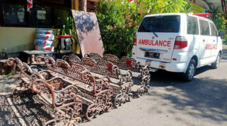 Pria di Surabaya Curi Kursi Taman Pakai Ambulans, Sudah 7 Kali Beraksi